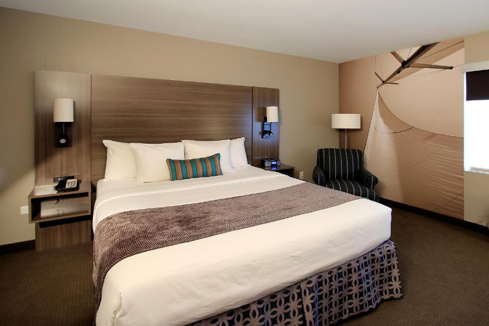 Standard City View King Room interior